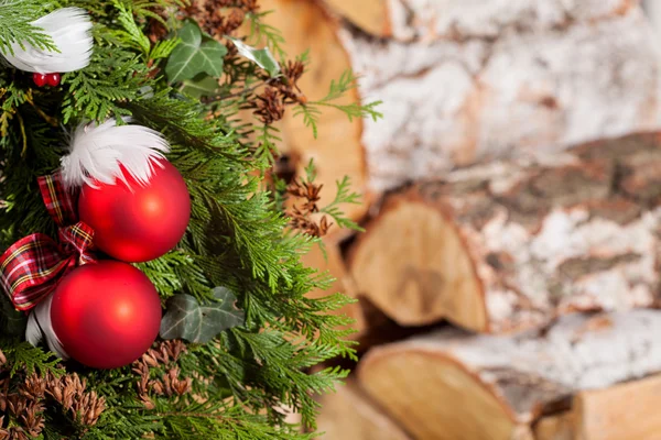 Ahşap arka planda noel ağacı — Stok fotoğraf