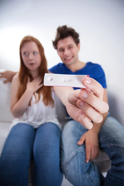 Geluk van positieve zwangerschapstest — Stockfoto