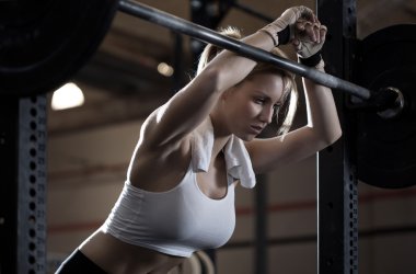 CrossFit Merkezi'nde eğitim kadın