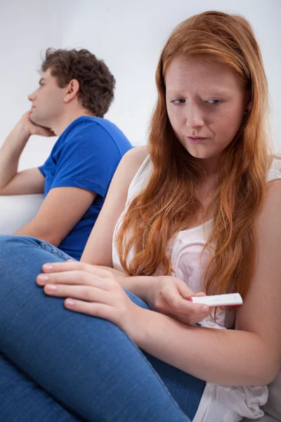 Triest meisje na het doen van zwangerschapstest — Stockfoto