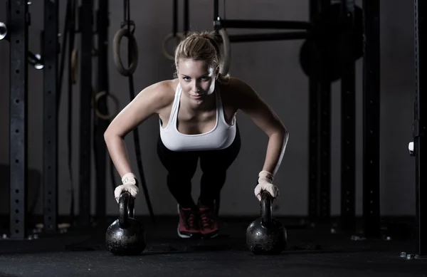 Liegestütze auf Kettlebells — Stockfoto