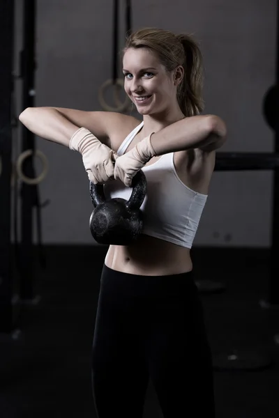 Strengthening arms with kettlebell — Stock Photo, Image