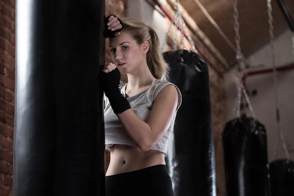 Mujer rubia entrenando boxeo — Foto de Stock