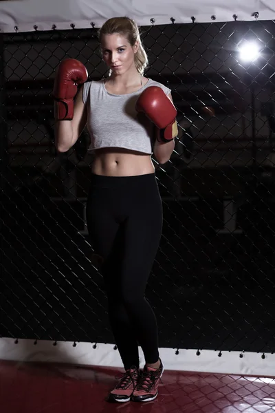 赤いボクシング グローブでフィットの女性 — ストック写真