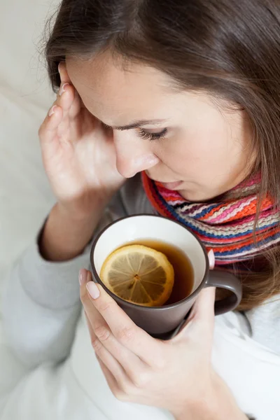 Beber té caliente con limón y miel — Foto de Stock