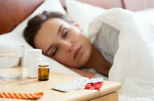 Mujer con gripe otoñal — Foto de Stock