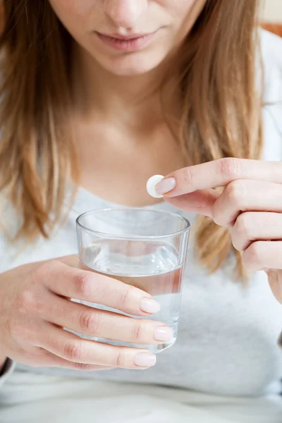 Kvinnan Proteinupplösande tablet — Stockfoto