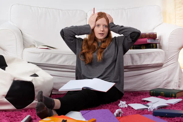 Girl overwhelmed by schoolwork — Stock Photo, Image