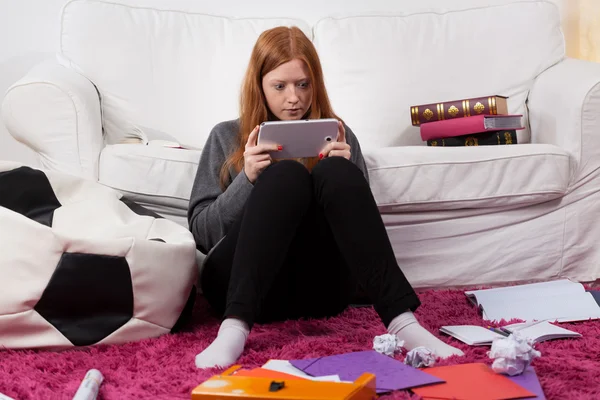 Student verslaafd aan het Internet — Stockfoto