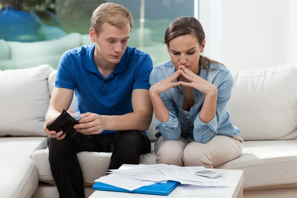 Mladí manželé mají finanční problémy — Stock fotografie