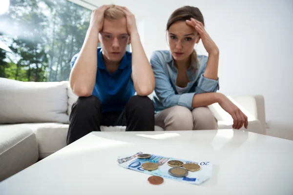 Paar niet met geld — Stockfoto