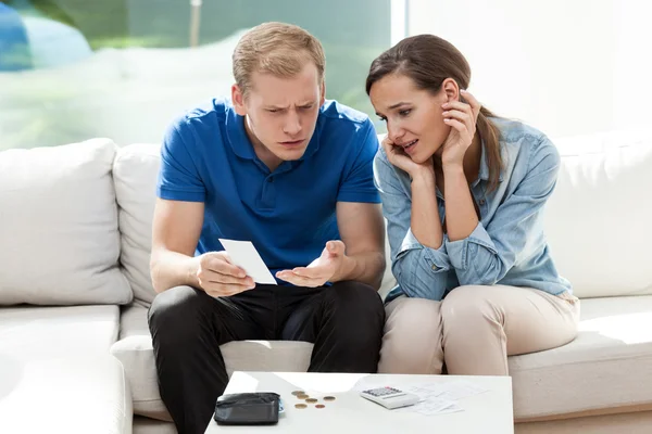 Mann liest hohe Rechnung — Stockfoto