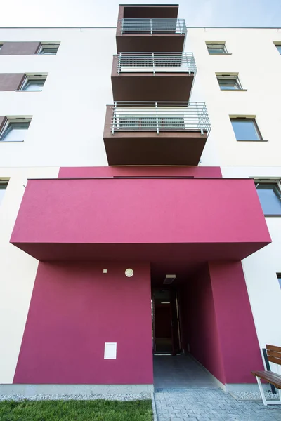 Rose entry to apartment building — Stock Photo, Image