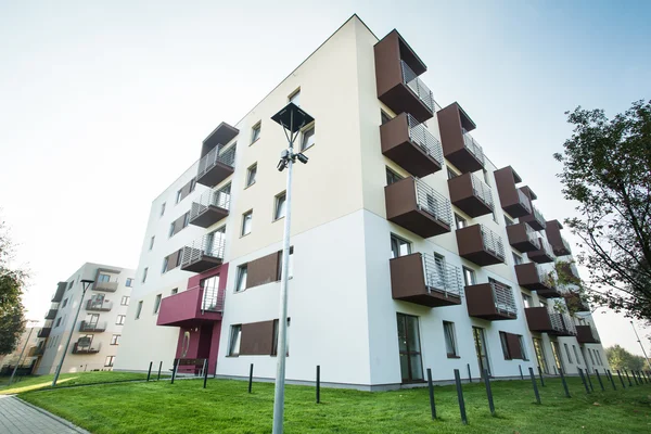 Nowo wybudowany dom apartamentowy — Zdjęcie stockowe