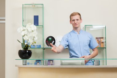 Spa alanında çalışan adam