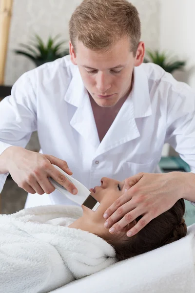 Frau beim Kavitation-Peeling — Stockfoto