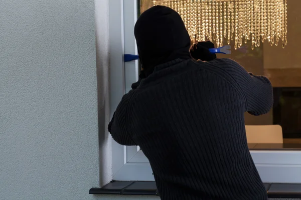 Man breken in het huis — Stockfoto