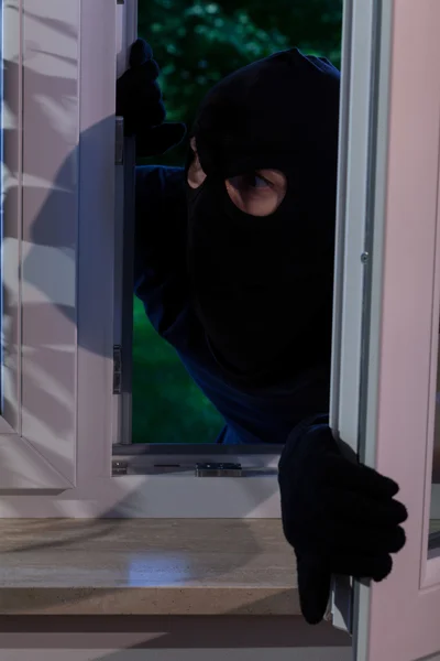 Burglar opening the window — Stock Photo, Image