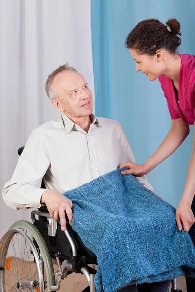 Enfermera ayudando a hombre discapacitado — Foto de Stock