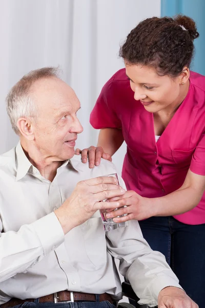 Gehandicapte man drinkwater — Stockfoto