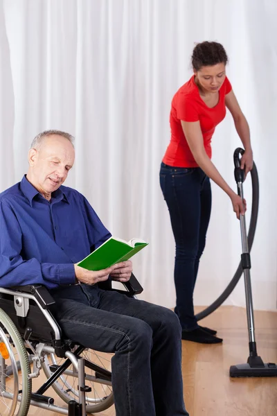 Krankenschwester hilft Behinderten beim Putzen — Stockfoto