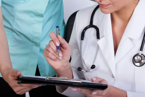 Primo piano del medico femminile — Foto Stock