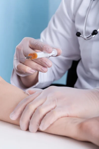Close-up of doctor's hand with syringe — Stock Photo, Image