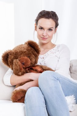 Oyuncak ayı ile oturan Anne