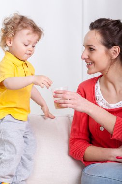 Anne ve bebek zaman yeme sırasında