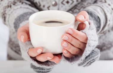 Bir fincan sıcak kahve.