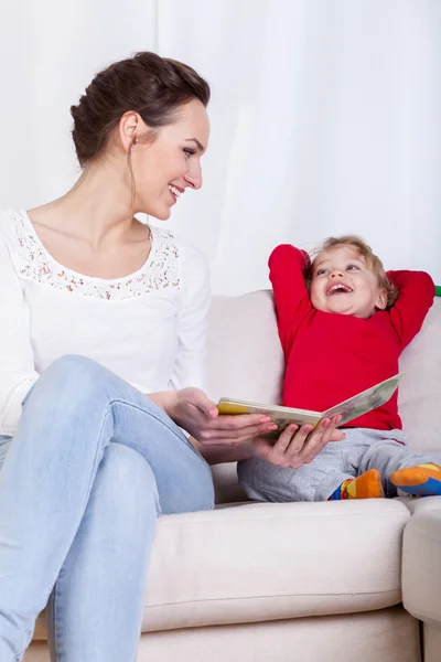 Mutter verbringt Zeit mit Kind — Stockfoto