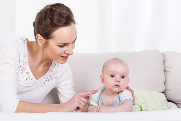 Moeder en haar kleine baby — Stockfoto