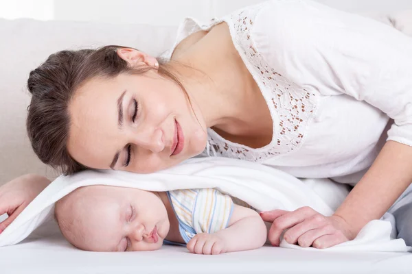 Mãe dormindo com bebê pequeno — Fotografia de Stock