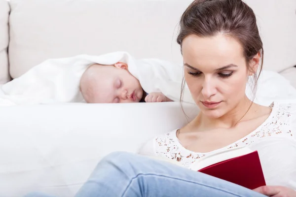 Mother reading a book — Stock Photo, Image