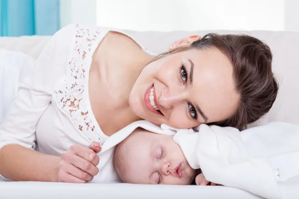 Feliz joven madre y pequeño bebé — Foto de Stock