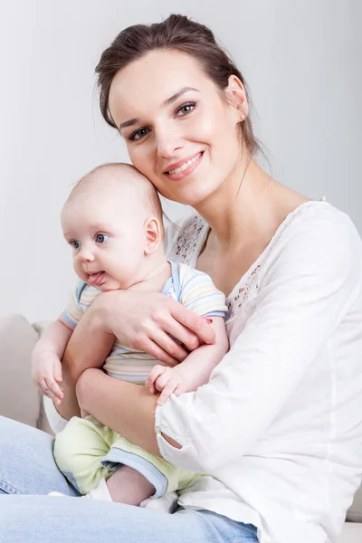 Lycklig mor med liten bebis — Stockfoto