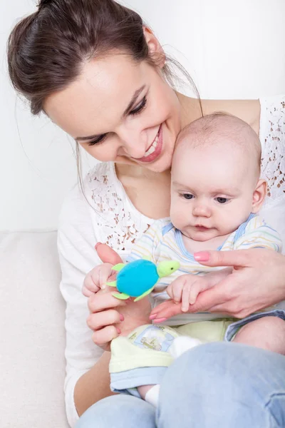 Liebevolle Mutter mit kleinem Baby — Stockfoto