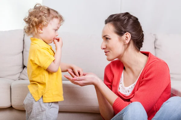 Baby eten van snacks met moeder — Stockfoto