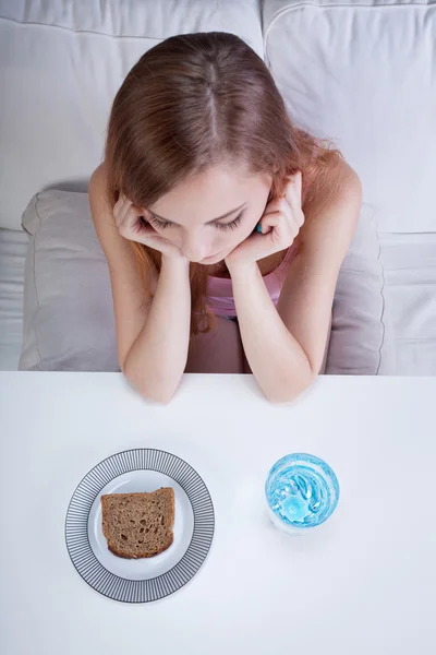 Ragazza su una dieta di acqua e pane — Foto Stock