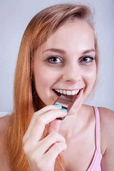 Chica comiendo barra de chocolate — Foto de Stock