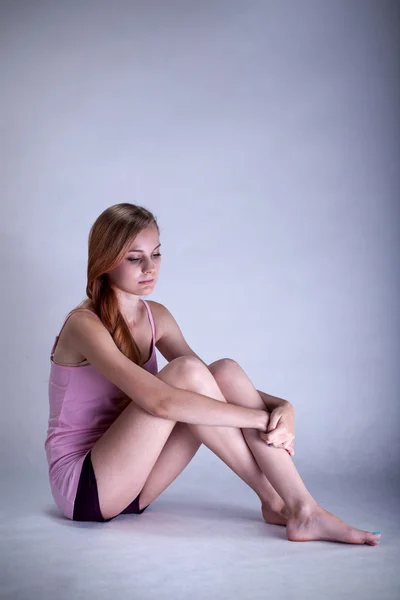 Depressive Frau sitzt auf dem Boden — Stockfoto