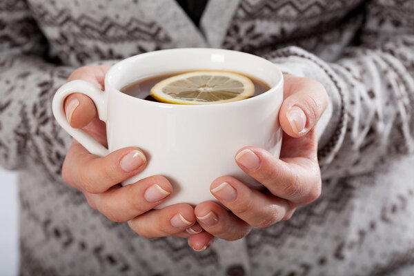 Руки за чашкой чая
