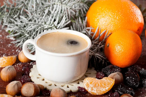 Taza de café caliente con decoraciones navideñas — Foto de Stock