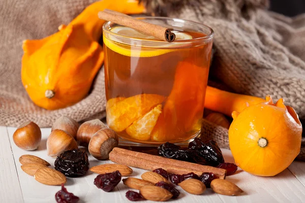 Bebida caliente de invierno con naranjas — Foto de Stock