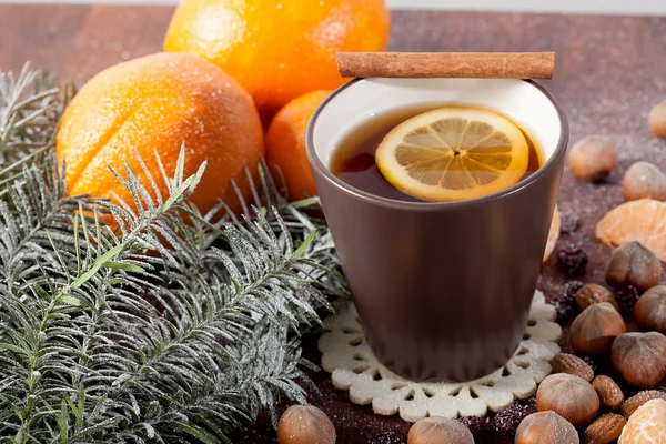 Decoração de Natal e caneca de chá — Fotografia de Stock