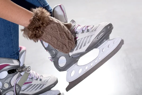 Colocar patins no gelo — Fotografia de Stock
