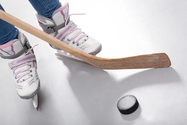 Primer plano de las piernas del jugador de hockey — Foto de Stock