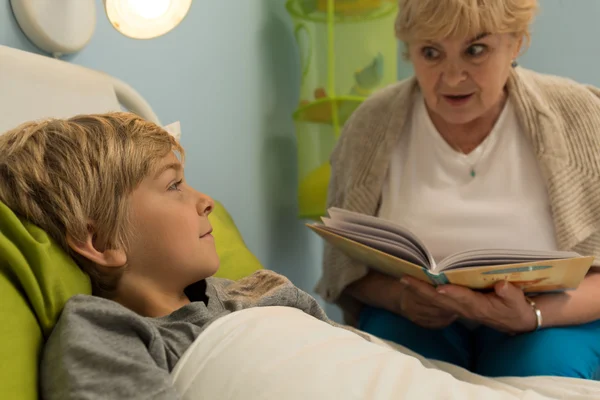 Grandchild hearing book — Stock Photo, Image