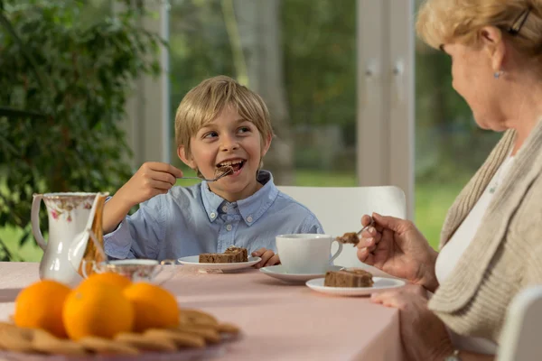 おいしいケーキを食べる少年 — ストック写真