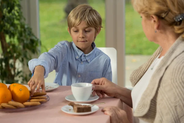 Enfant manger dessert — Photo